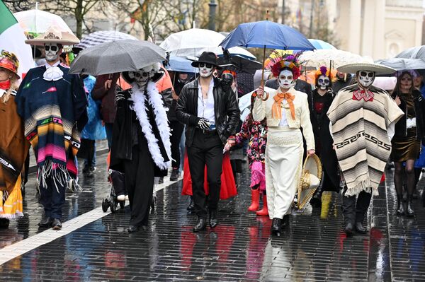 Однако большей зрелищностью в этом году отметилось шествие в честь мексиканского Дня мертвых (Día de los Muertos) - оно прошло в Вильнюсе 25 октября. - Sputnik Литва