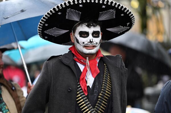 Шествие с Кафедральной площади началось в 16:00 и двинулось в направлении библиотеки имени Мицкевича. - Sputnik Литва