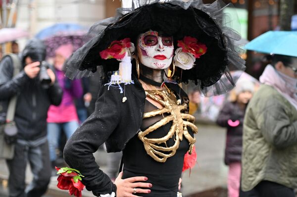 На фото: участница шествия в честь Дня мертвых. - Sputnik Литва