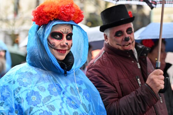 На фото: участники шествия в честь Дня мертвых. - Sputnik Литва