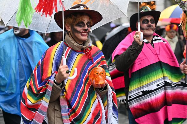 Главная изюминка праздника - невероятно красочные костюмы и пугающий &quot;макияж&quot;. - Sputnik Литва