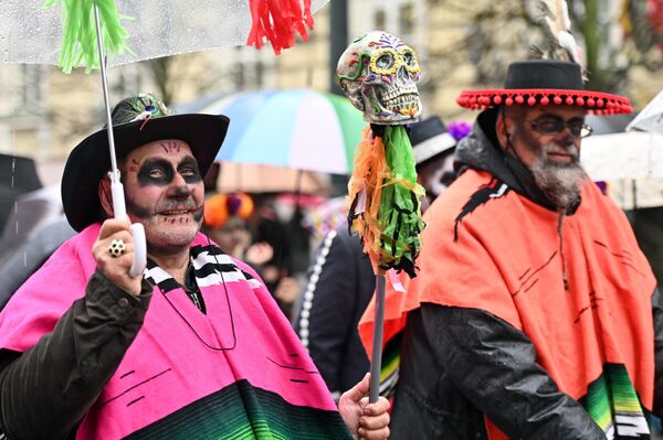 Собравшихся угощали мексиканской едой и напитками, например, кофе по-мексикански и хлебом мертвых. - Sputnik Литва