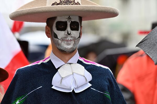 Во время праздника в Мексике принято создавать алтари, на которые ставят фотографии умерших, их любимые блюда или цветы, а также сахарные черепа и свечи. - Sputnik Литва