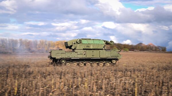 Боевое дежурство ЗРК Тор-М2 группировки Центр на Красноармейском направлении в зоне СВО - Sputnik Литва