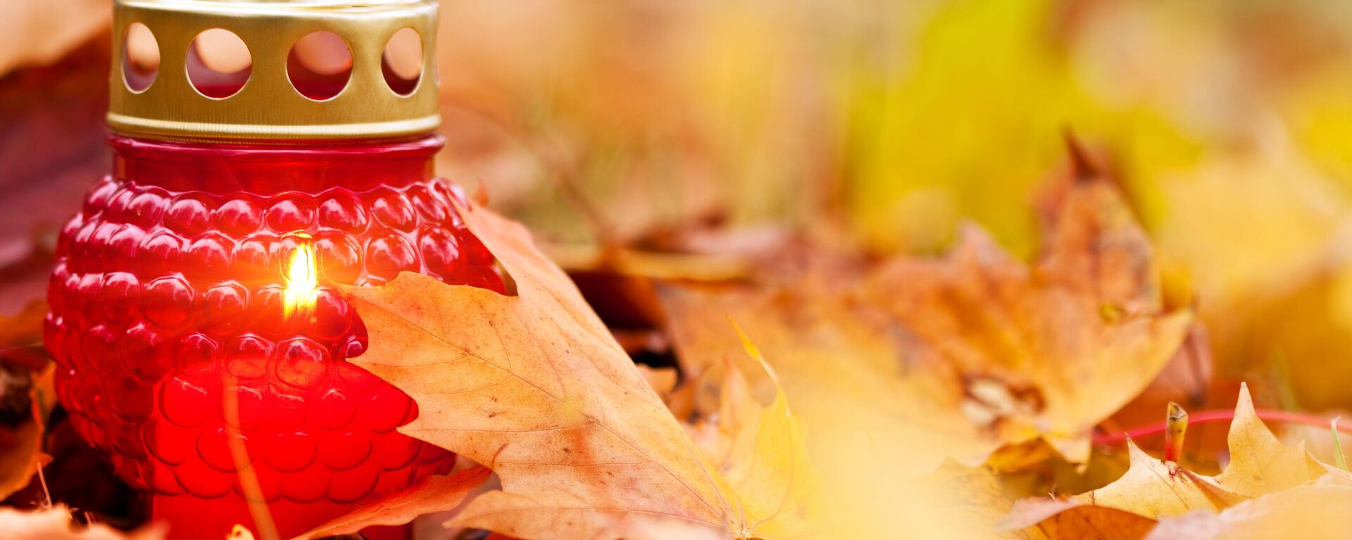 Свеча на кладбище - Sputnik Литва, 1920, 01.11.2025