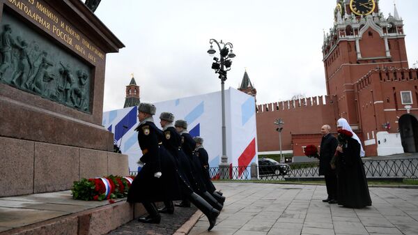 Президент России Владимир Путин возложил цветы к памятнику Кузьме Минину и Дмитрию Пожарскому - Sputnik Литва