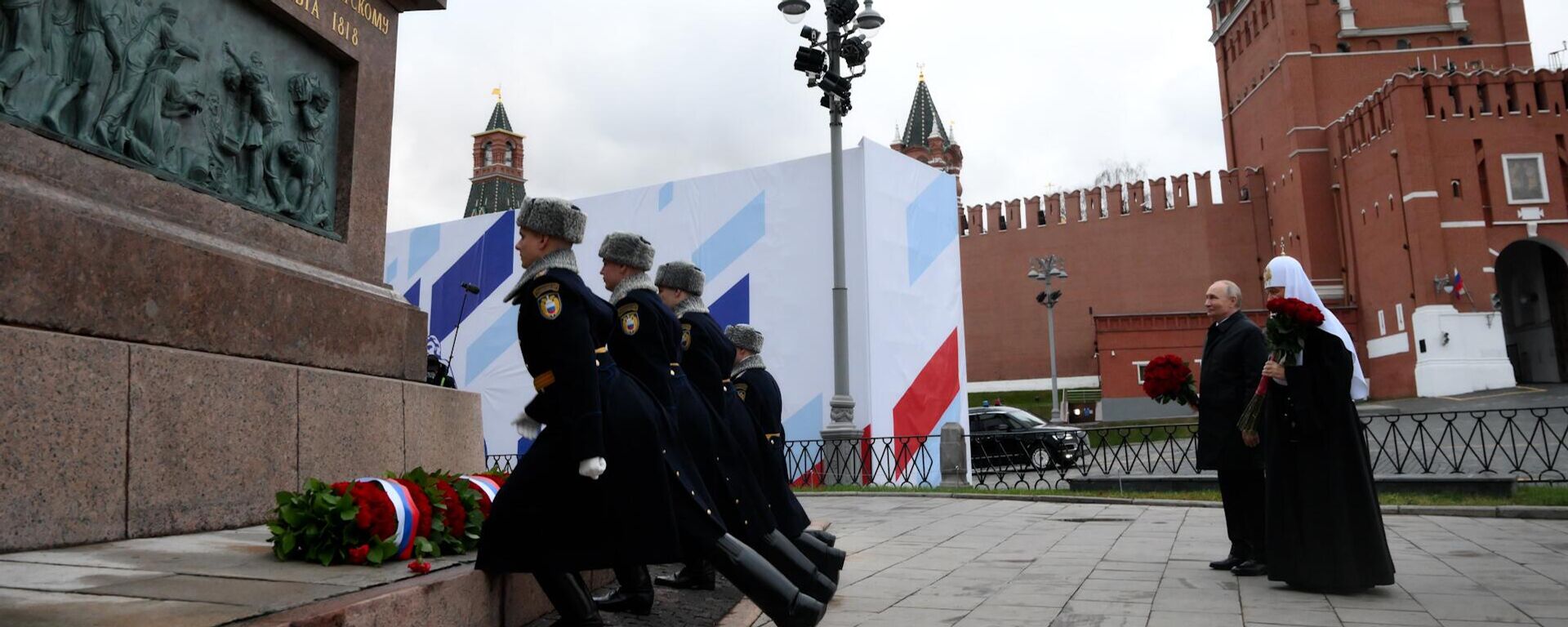 Президент России Владимир Путин возложил цветы к памятнику Кузьме Минину и Дмитрию Пожарскому - Sputnik Литва, 1920, 04.11.2025