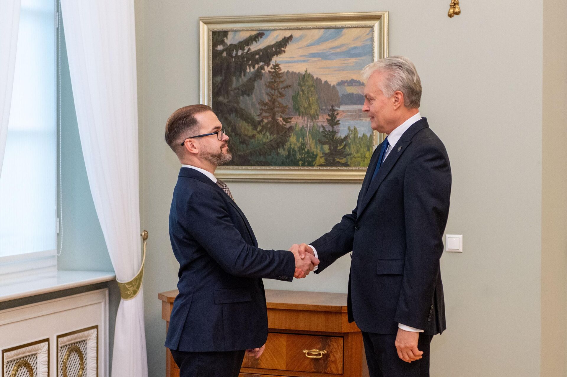 Президент Литвы Гитанас Науседа и кандидат на пост главы Минобороны Робертас Каунас - Sputnik Литва, 1920, 04.11.2025