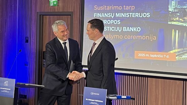 Вице-президент ЕИБ Карл Нехаммер и министр финансов Литвы Криступас Вайтекунас - Sputnik Литва
