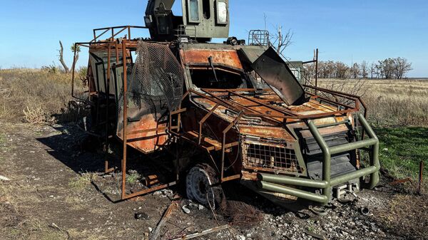 Сожженная военная техника ВСУ в посёлке Шевченко под Красноармейском, освобожденном военнослужащими российской группировки войск Центр. - Sputnik Литва