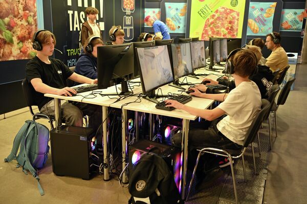 Игры рассчитаны на самые разные поколения: дети могут сыграть в ретро, а взрослые - например, попробовать выход в виртуальную реальность.  - Sputnik Литва