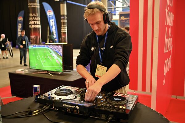 В один из вечером на фестивале прозвучали самые яркие композиции из известных игр — от эпических сражений до трогательных, личных моментов. - Sputnik Литва