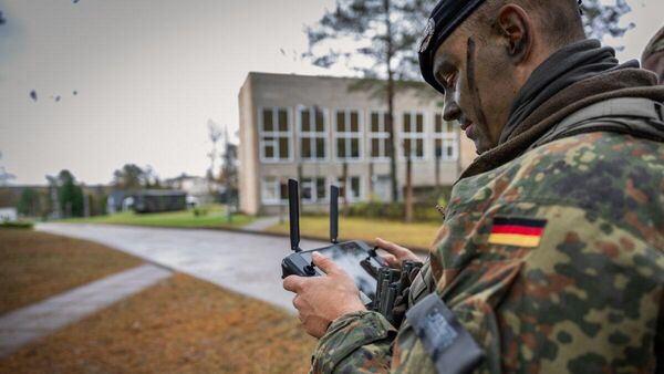 Немецкий военный на учениях в Литве по проверке процедур командного пункта - Sputnik Литва