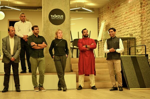 На фестивале посетителей также ожидало разнообразие блюд традиционной индийской кухни — от острых закусок до сладких десертов. - Sputnik Литва