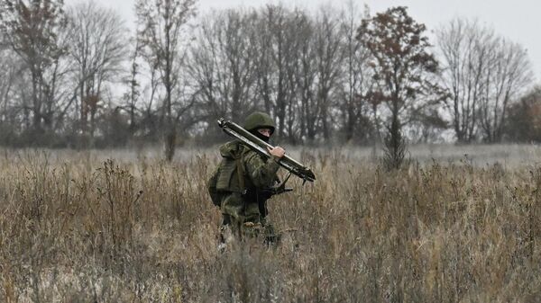 Военнослужащий ВС РФ в зоне СВО. - Sputnik Литва