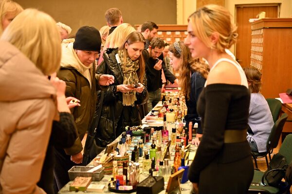 В Вильнюсе в воскресенье, 15 ноября, прошло мероприятие для всех любителей парфюмерии — Paskui nosį (&quot;Следуй за носом&quot;). - Sputnik Литва