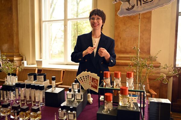 Посетителей праздника ожидали не только небольшие парфюмерные лавки с их ассортиментом, но и встреча с самими литовскими парфюмерами, представляющими свои работы, коллекционерами с парфюмерными редкостями и страстными энтузиастами с сокровищами из своих внушительных шкафов. - Sputnik Литва