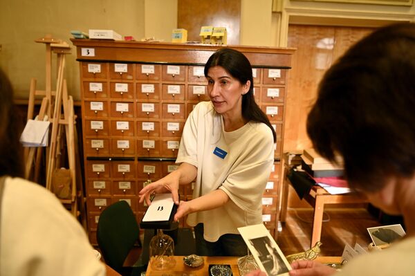 Участники праздника представляли натуральную и ботаническую парфюмерию, а также винтажную, коллекционную, давно утерянную и редкую парфюмерию. - Sputnik Литва