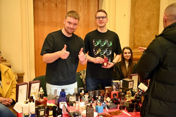 На мероприятии посетители могли познакомится с нишевой и авторской парфюмерией. - Sputnik Литва