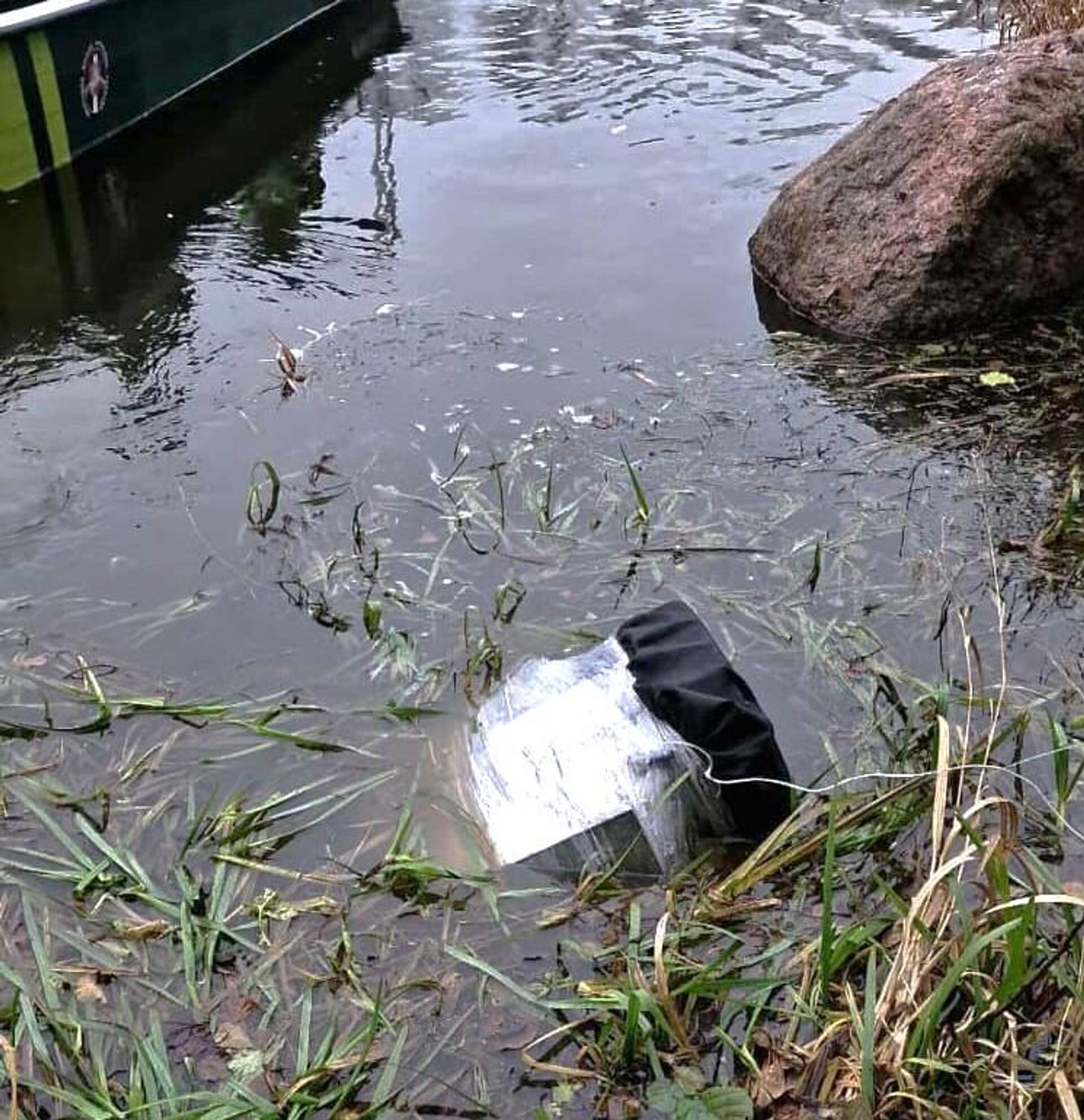 Самодельный плот с грузом контрабандных сигарет - Sputnik Литва, 1920, 15.11.2025