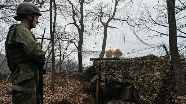 Боевая работа расчета САУ Мста-С на Купянском участке фронта - Sputnik Литва