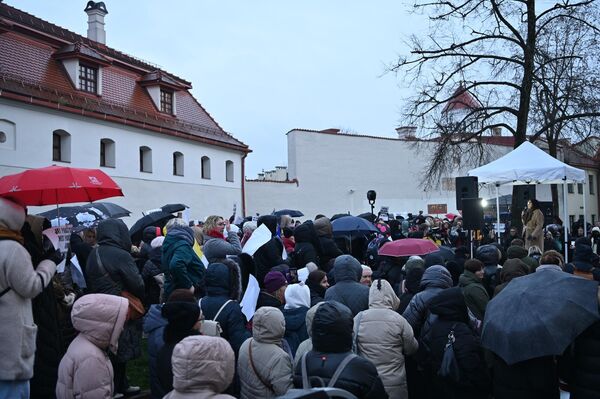 В среду, 19 ноября, возле здания Министерства образования Литвы прошел митинг учителей. - Sputnik Литва