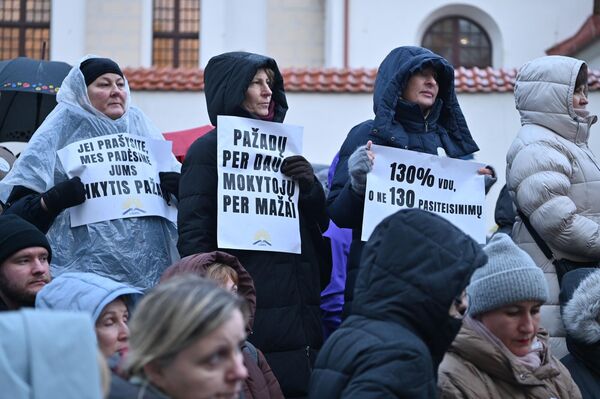 На фото: участники акции протеста держат плакаты с надписями: &quot;Если попросите, мы поможем вам придерживаться обещаний&quot;, &quot;Обещаний слишком много, учителей слишком мало&quot;,&quot;130 процентов среднего заработка, а не 130 оправданий&quot;. - Sputnik Литва