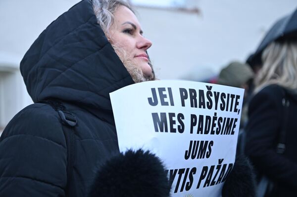 Участники протеста отметили, что митинг проводится потому, что Минобразования Литвы не прислушалось к ожиданиям и пожеланиям учителей и не выполнило свои обещания. - Sputnik Литва