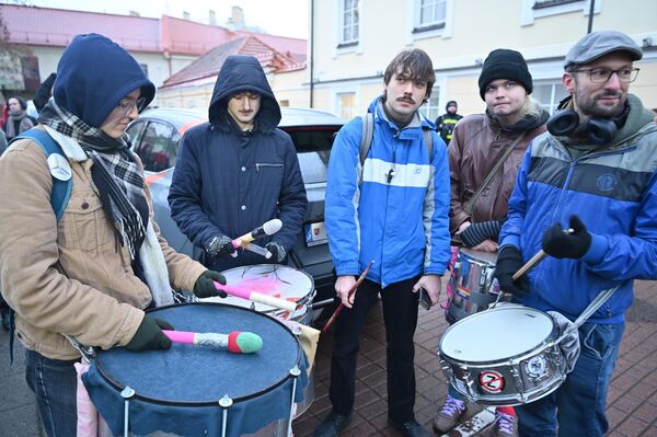 Лидер профсоюза работников образования Литвы Андрюс Навицкас отмети, что учителя годами слышат горы обещаний: и 130 процентов от среднего заработка, и &quot;престижная профессия&quot;, и обеспечение учебниками, однако обещания не выполняются. - Sputnik Литва