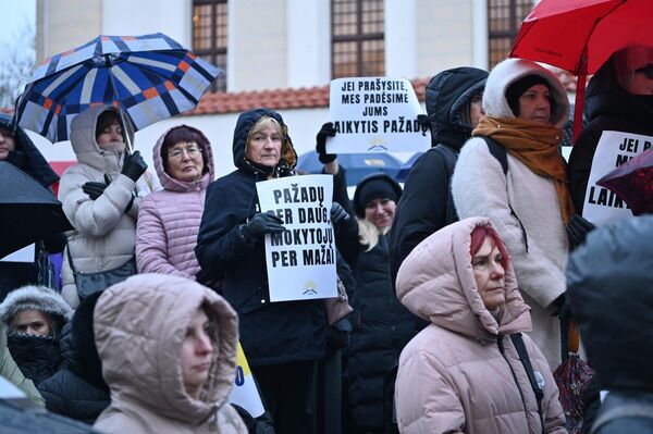 Участники акции протеста выразили недовольство тем, что в проекте бюджета на 2026 год им выделено меньше средств, чем обещалось, а переговоры министерство вело не со всеми профсоюзами. - Sputnik Литва