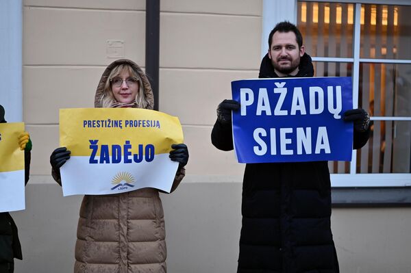 Профсоюз работников образования Литвы настаивает, чтобы зарплаты росли не меньше, чем растет средняя зарплата по стране — около восьми процентов. - Sputnik Литва