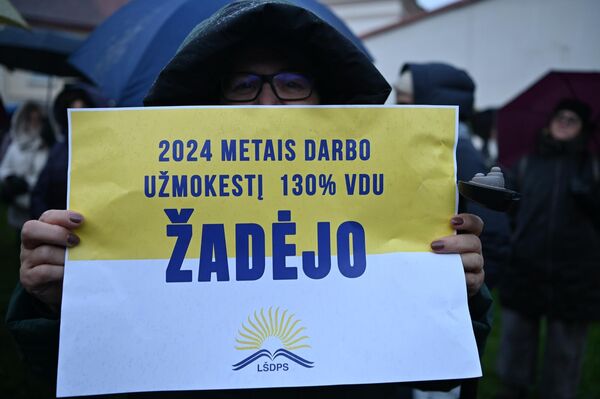 Организаторы протеста также раскритиковали Минобразования за то, что оно &quot;тайно&quot; согласовало повышение зарплат лишь с одним профсоюзом — Литовским профсоюзом образования и науки. - Sputnik Литва