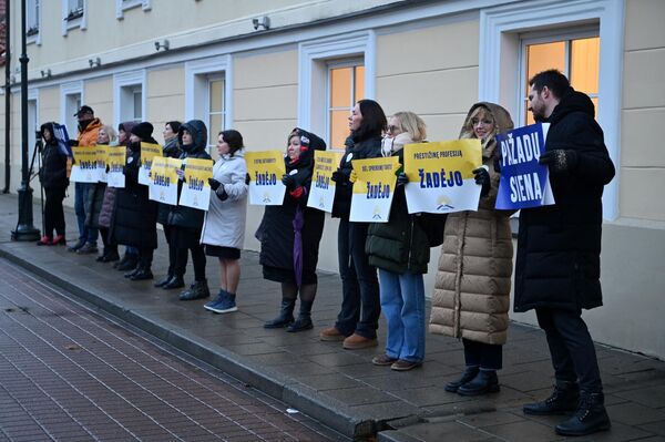 На фото: участники акции протеста держат плакаты с надписями: &quot;Стена обещаний&quot;, &quot;В 2024 году обещали зарплату в размере 130 процентов от средней зарплаты&quot;, &quot;Обещали обновить образовательные программы&quot;, &quot;Обещали больше помощников учителей&quot;, &quot;Обещали уменьшить количество учеников в классах&quot;, &quot;Обещали престижную профессию&quot;, &quot;Обещали советоваться насчет решений&quot;. - Sputnik Литва