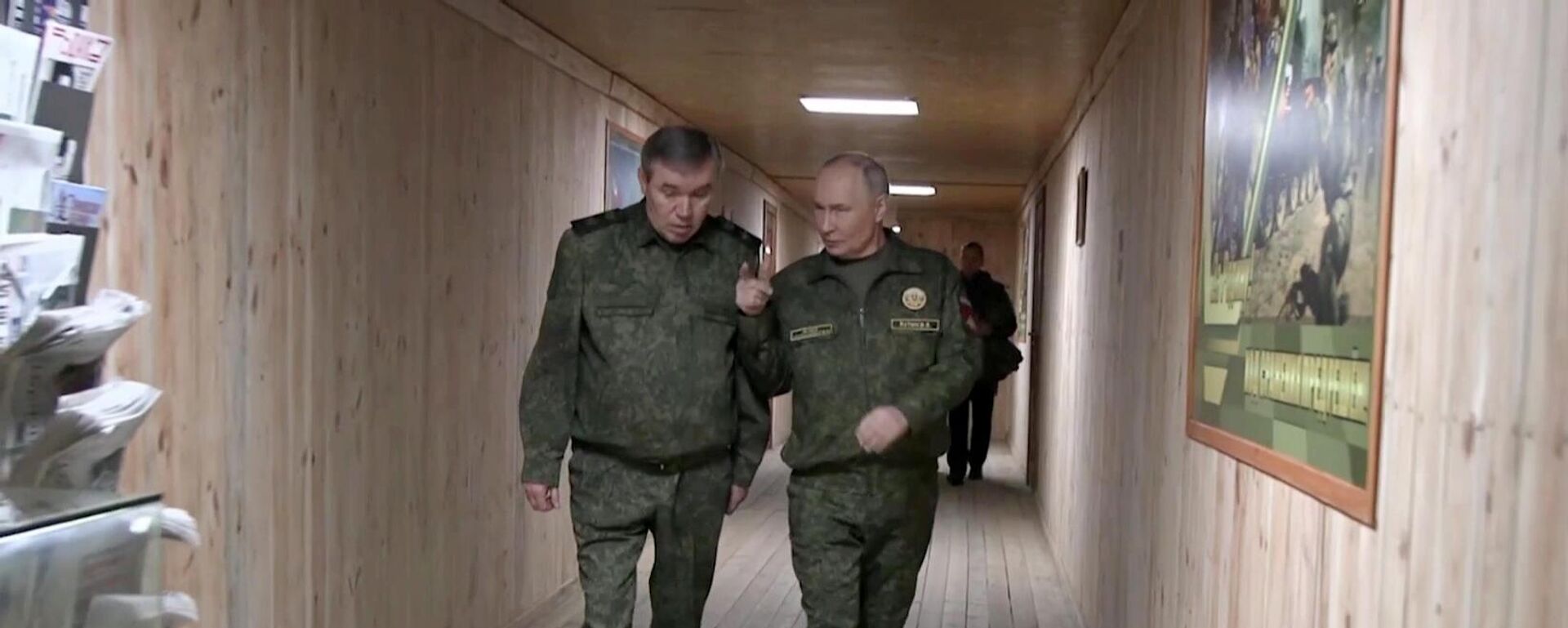 Президент РФ Владимир Путин и начальник Генерального штаба ВС РФ Валерий Герасимов - Sputnik Литва, 1920, 21.11.2025