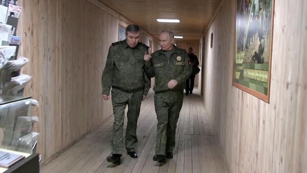 Президент РФ Владимир Путин и начальник Генерального штаба ВС РФ Валерий Герасимов - Sputnik Литва