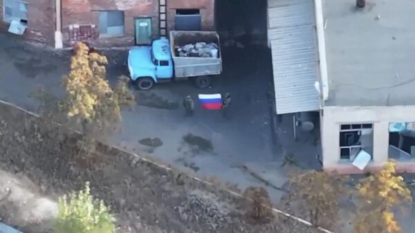 Российские бойцы развернули флаги РФ в освобождённом Купянске - Sputnik Литва