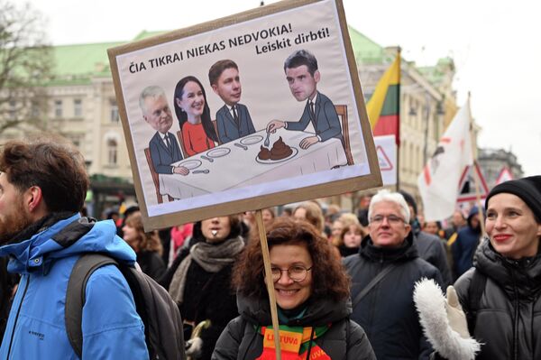 Культурная общественность сплотилась, когда было объявлено о передаче Министерства культуры партии &quot;Заря Нямунаса&quot;. После этого прошла акция протеста с требованием к главе государства не назначать кандидата от &quot;Зари Нямунаса&quot; Игнотаса Адомавичюса министром культуры. Через неделю после назначения Адомавичюса министром культуры ему пришлось уйти в отставку. - Sputnik Литва