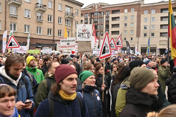 Кроме того, участники акции протеста заявляют, что неоднократная ложь правящей социал-демократической партии стала неотъемлемой частью политической силы, а руководство партии ставит личную выгоду выше интересов государства. - Sputnik Литва