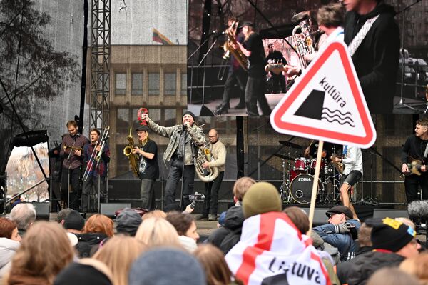 Собравшиеся на протест представители культуры, спорта, образования, науки, бизнеса, хозяйственного и других секторов колонной прошли по проспекту Гедиминаса к площади Независимости, делая остановку у здания правительства. - Sputnik Литва