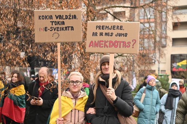 Поддерживающие культурное сообщество фермеры выстроили ряд тракторов перед Сеймом. - Sputnik Литва