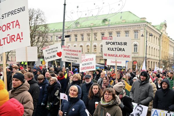 На фото: участники акции протеста держат плакаты с надписями: &quot;Спорт и культура — не макуларура&quot;, &quot;Спорт хочет быть услышан&quot;, &quot;Прозрачность и диалог — наши правила игры&quot;, &quot;Без спорта и культуры страна без сердца&quot;. - Sputnik Литва