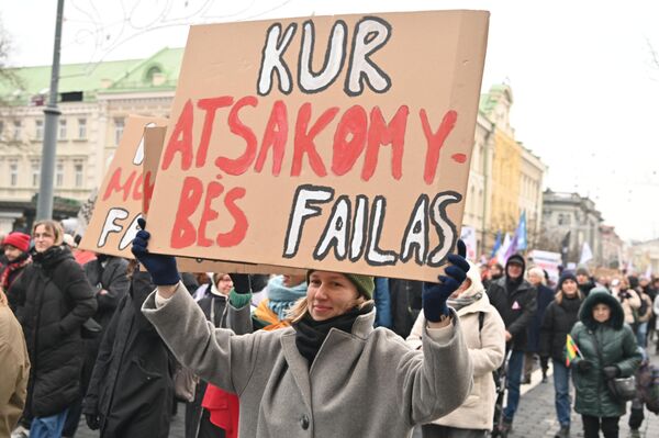 На фото: участница акции протеста держит плакат с надписью: &quot;Где файл ответственности&quot;. - Sputnik Литва