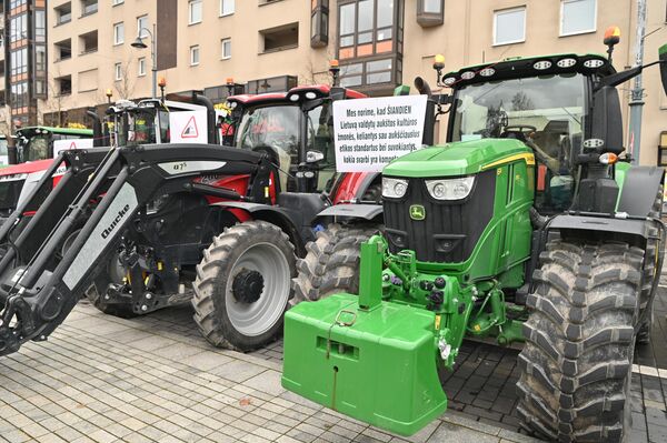 На фото: к трактору прикреплен плакат с надписью: &quot;Мы хотим, чтобы сегодня Литвой управляли люди высокой культуры, предъявляющие себе наивысшие этические стандарты и понимающие, насколько важна компетенция&quot;. - Sputnik Литва