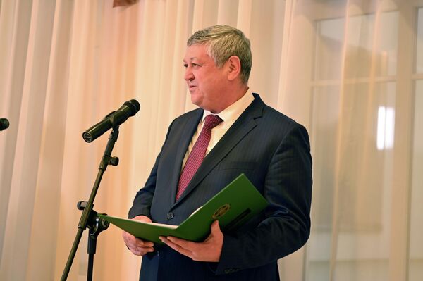 На фото: академик Ташкентского государственного технического университета Садритдин Турабджанов выступил с речью перед собравшимися. - Sputnik Литва