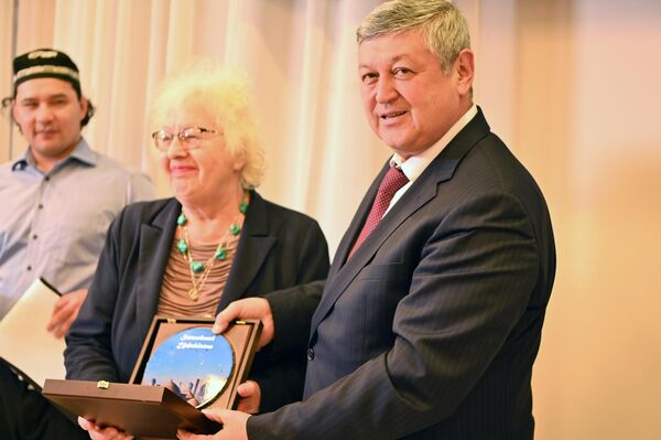 Также Турабджанов вручил памятные подарки за вклад в развитие узбекско-литовских отношений. - Sputnik Литва