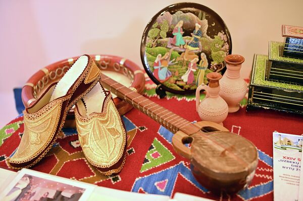 На фото: предметы искусства, представленные на Днях узбекской культуры в Вильнюсе. - Sputnik Литва