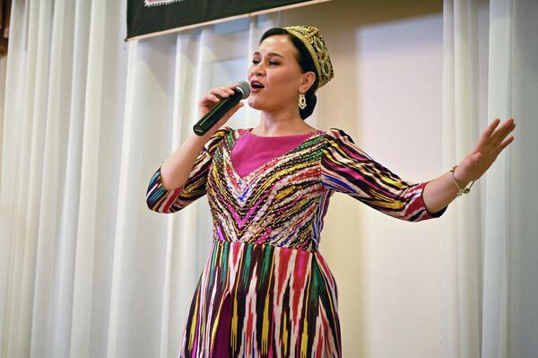 Украшением музыкальной части стало выступление заслуженной артистки Узбекистана Мохичехры Шомуротовой. - Sputnik Литва