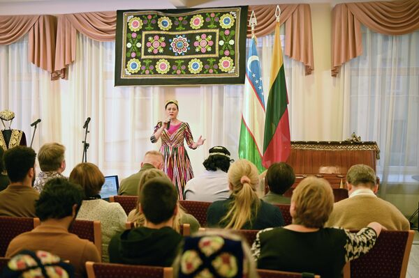 На мероприятии можно было послушать узбекский фольклор. - Sputnik Литва