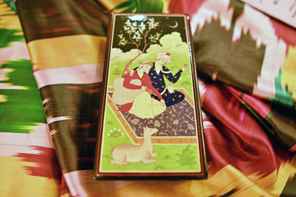 Гости мероприятия могли познакомиться с предметами искусства и народных промыслов узбеков. - Sputnik Литва