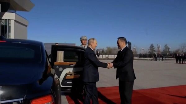 Прибытие президента России Владимира Путина в резиденцию Ынтымак Ордо - Sputnik Литва